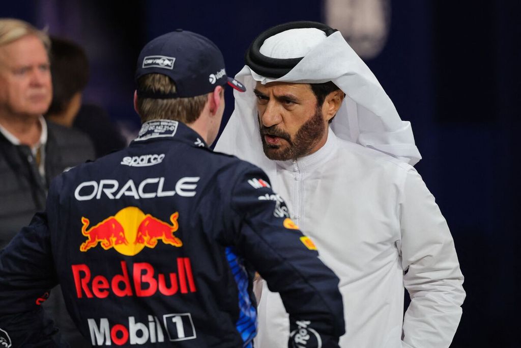 Presiden FIA Mohammed bin Sulayem (kanan) berbicara dengan pebalap tim Red Bull Racing Max Verstappen seusai sesi kualifikasi F1 seri Arab Saudi di Sirkuit Jeddah Corniche, Jeddah, Sabtu (9/3/2024) dini hari WIB. Verstappen merebut posisi start terdepan pada sesi itu.