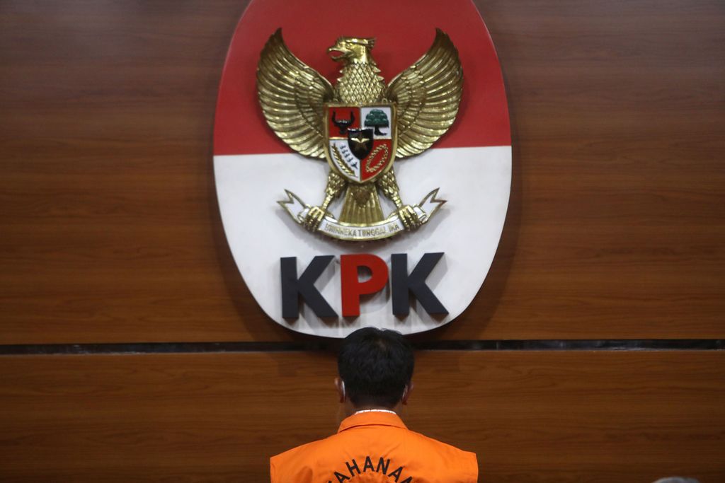 Mantan Direktur Jenderal Bina Keuangan Daerah Kementerian Dalam Negeri, Mochamad Ardian Noervianto, mengenakan rompi tahanan saat pengumuman penahannya di Gedung Merah Putih KPK, Jakarta, Rabu (2/2/2022). 
