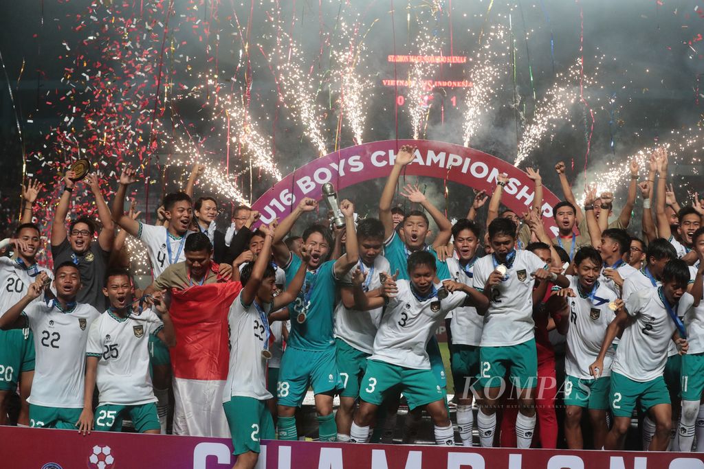 Pemain timnas Indonesia U-16 merayakan kegembiraan setelah menjuarai Piala AFF U-16 di Stadion Maguwoharjo, Sleman, DI Yogyakarta, Jumat (12/8/2022). Di partai final, Indonesia U-16 mengalahkan Vitenam U-16 dengan skor 1-0. 