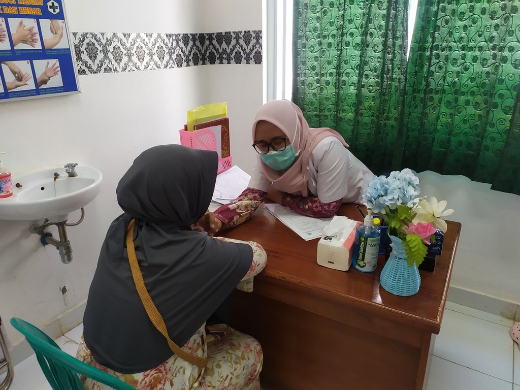 Dokter Yuni (kanan) memeriksa pasien yang mengalami sakit gigi, Jumat (23/6/2023), di Puskesmas Lambitu, Kabupaten Bima, Nusa Tenggara Barat. Meski bukan dokter gigi, Yuni tetap melayani pasien sakit gigi sebab di puskesmas itu tidak ada dokter gigi. 