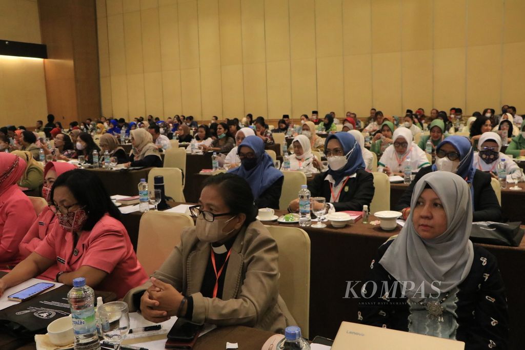Perempuan dari lintas agama mengikuti seminar tentang rentannya perempuan terpapar ideologi terorisme, di Medan, Sumatera Utara, Senin (29/8/2022).