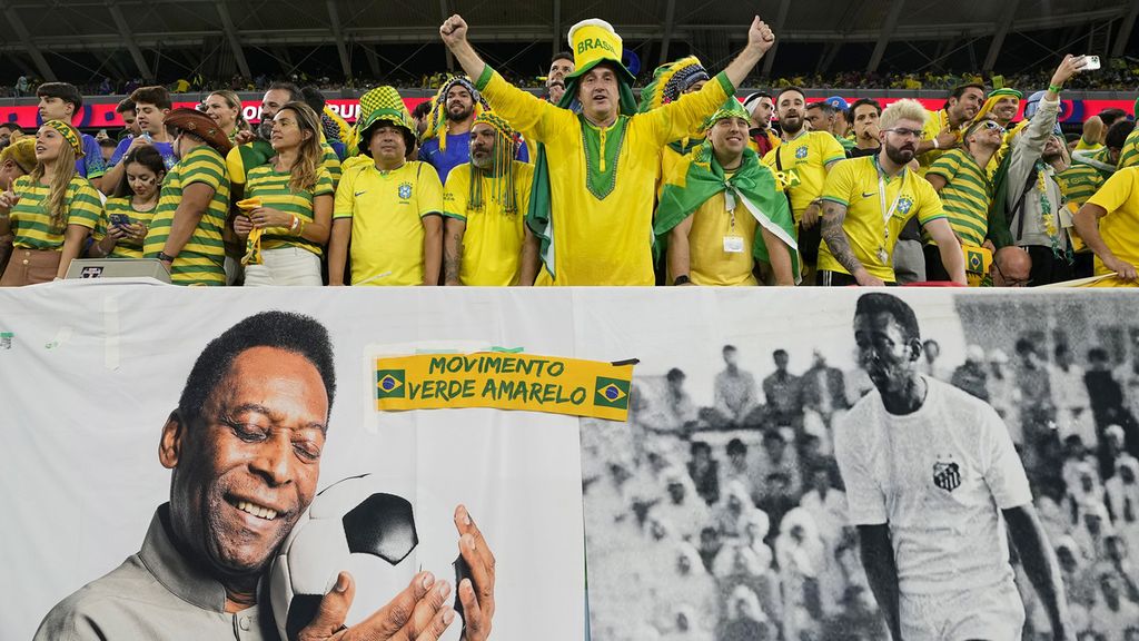 Pendukung Brasil di belakang spanduk legenda mereka Pele saat laga 16 besar Piala Dunia Qatar melawan Korea Selatan di Stadion Education City, Senin (5/12/2022).