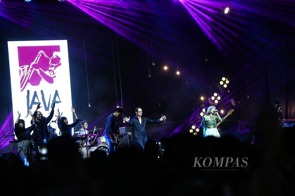 Penampilan grup musik Maliq & D'Essentials dalam perhelatan Jakarta International BNI Java Jazz Festival XVII di Jakarta International Expo Kemayoran, Jakarta Puusat, Jumat (27/5/2022) malam. Perhelatan Java Jazz mendapat sambutan hangat dari para penonton setelah absen tahun lalu karena pandemi Covid-19.