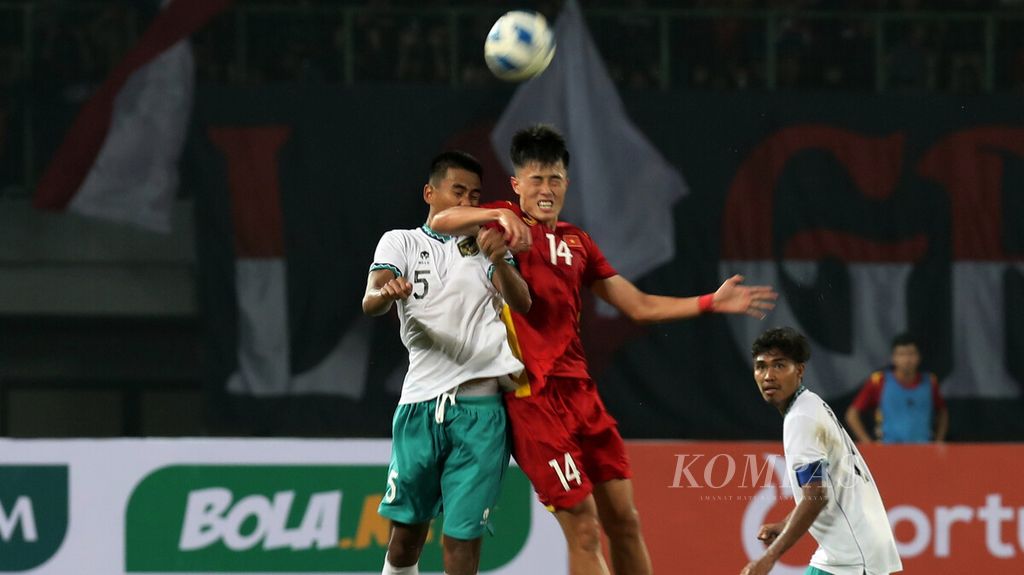 Bek tengah tim Indonesia U-19, Kakang Rudianto (kiri), berebut bola dengan pemain Vietnam U-19, Nguen Van Truong, pada laga pertama Grup A Piala AFF U-19 2022 di Stadion Patriot Candrabhaga, Bekasi, Jawa Barat, Sabtu (2/7/2022). Laga ini berakhir dengan skor 0-0. 