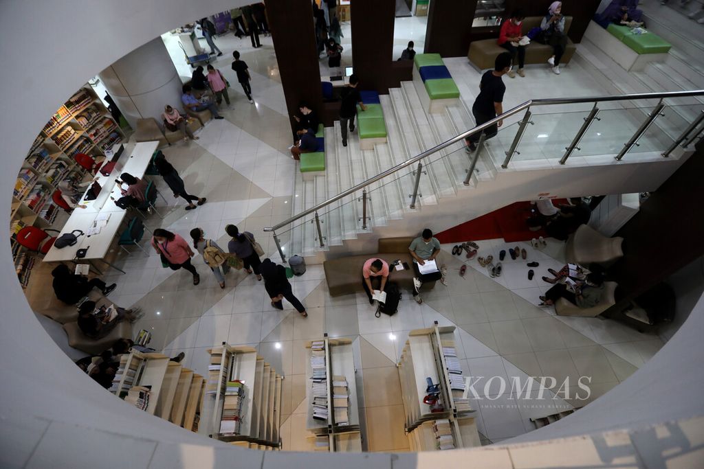 Suasana ruangan Pusat Jasa Perpustakaan dan Informasi di Perpustakaan Nasional RI, Jakarta, Kamis (27/4/2023). 