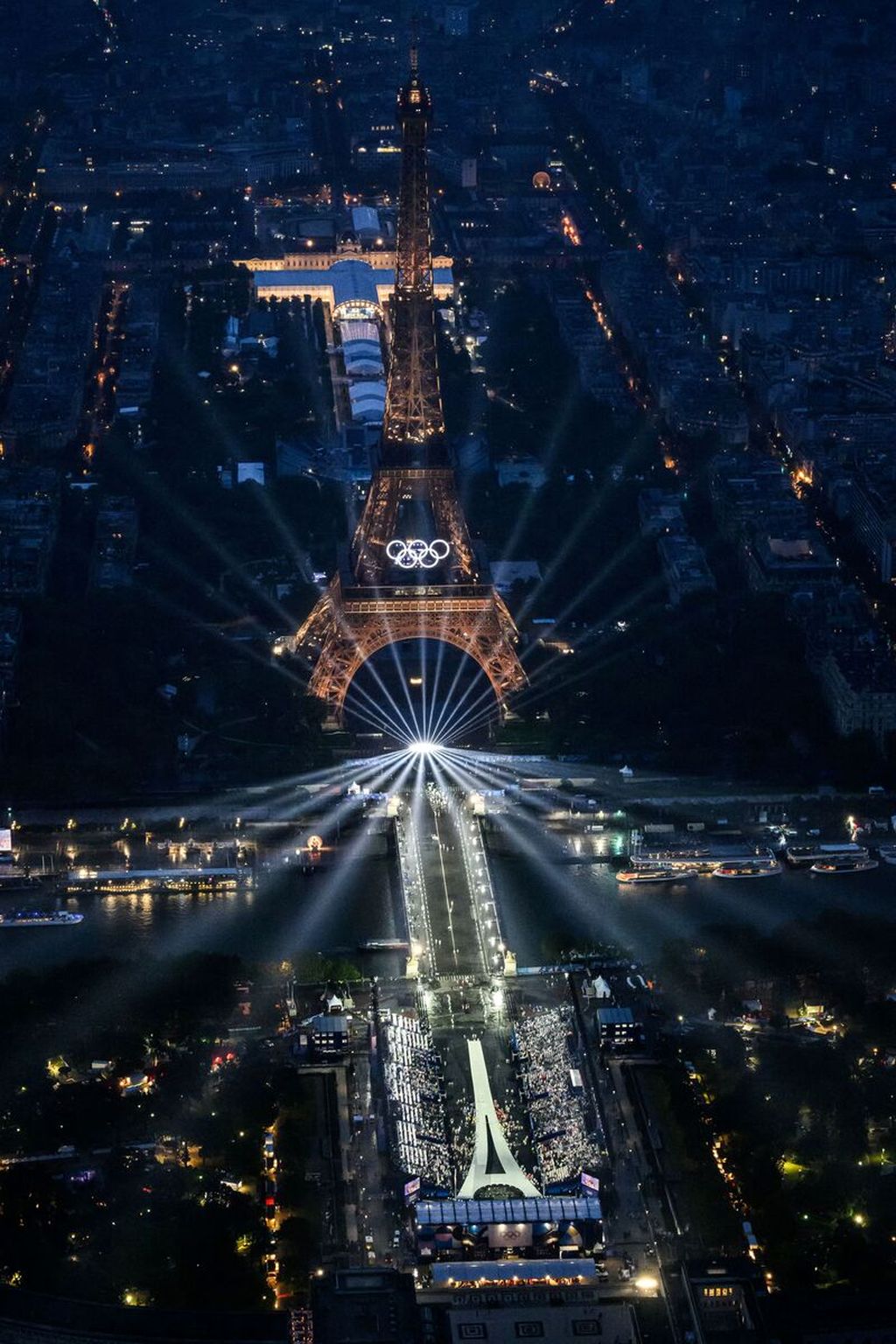 Sebuah foto yang diambil dari helikopter pada Jumat (26/7/2024) menunjukkan pemandangan Menara Eiffel dan Cincin Olimpiade yang diterangi selama rangkaian acara pembukaan Olimpiade Paris 2024 di Perancis. 