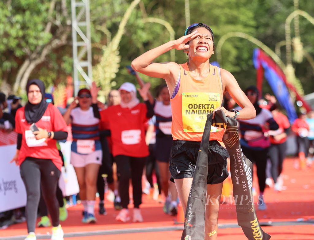Aksi selebrasi pelari nasional putri, Odekta Elvina Naibaho, saat finis di Borobudur Marathon 2023 Powered By Bank Jateng di Taman Lumbini, Borobudur, Jawa Tengah, Minggu (19/11/2023). Odekta finis ketiga di nomor Marathon Overall Putri. 