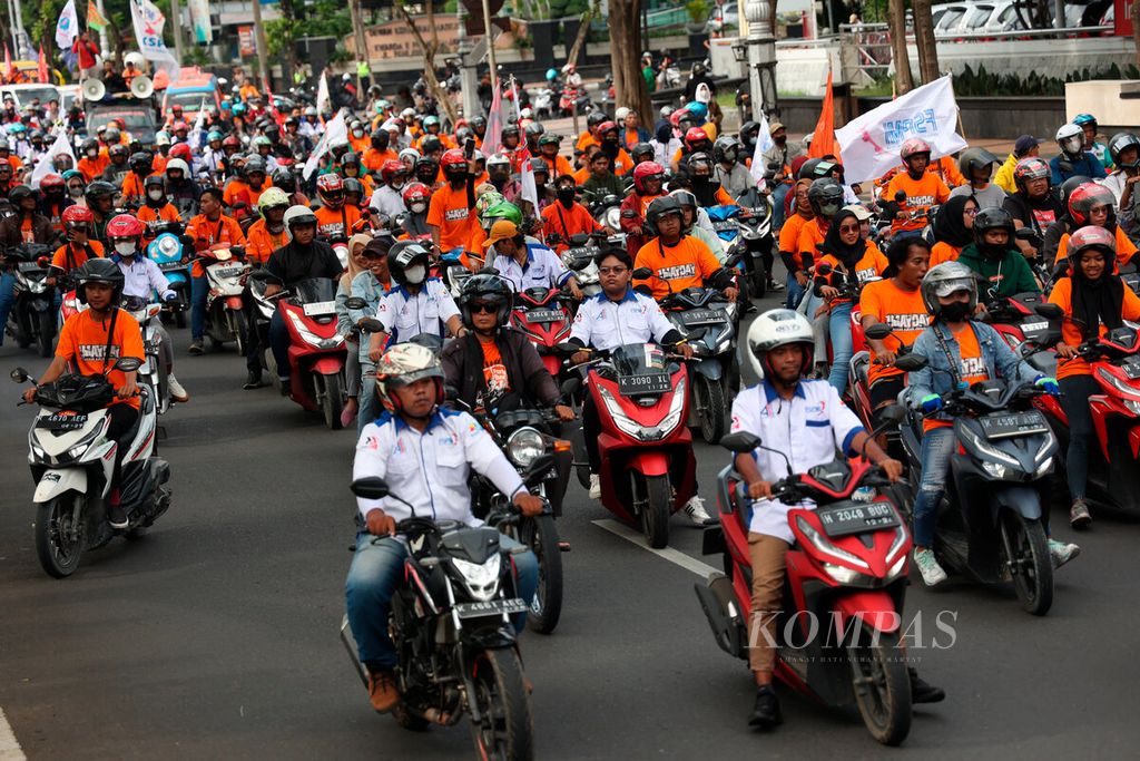 Buruh saat berkonvoi menggunakan kendaraannya menuju lokasi peringatan Hari Buruh Internasional di depan Kantor DPRD Jawa Tengah, Kota Semarang, Senin (1/4/2023).