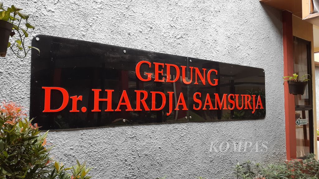 Papan nama gedung rawat inap Dr Hardja Samsurja di Rumah Sakit Polri Kramatjati, Jakarta Timur, Minggu (13/8/2023).