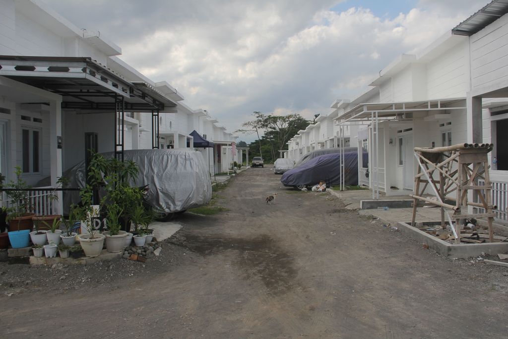Kondisi sejumlah rumah di Perumahan Kandara Village, Desa Maguwoharjo, Kecamatan Depok, Kabupaten Sleman, Daerah Istimewa Yogyakarta, yang telah selesai dibangun dan sebagian sudah dihuni, Selasa (16/5/2023).