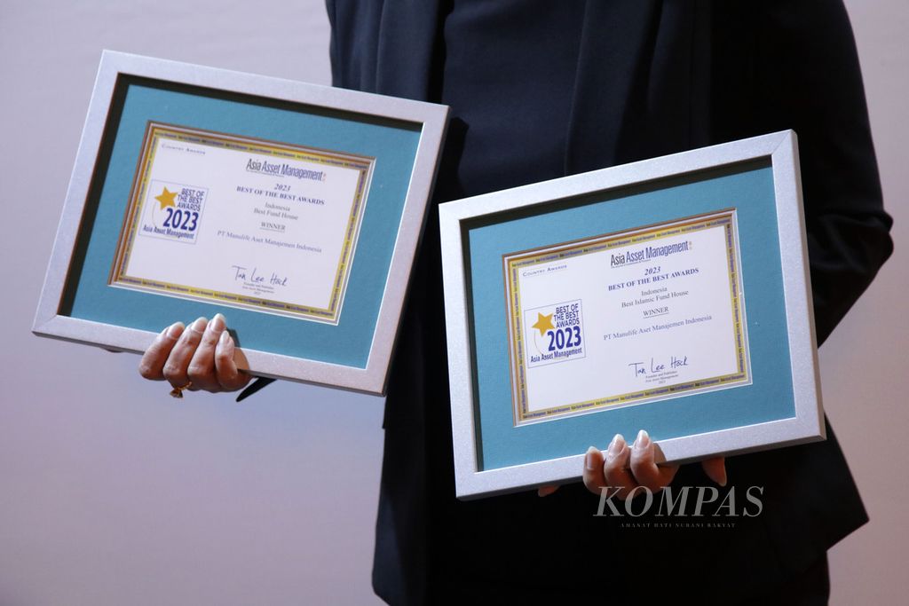 CEO and President Director PT Manulife Aset Manajemen Indonesia (MAMI) Afifa menerima penghargaan Best Fund House dan Best Islamic Fund House dari Asia Asset Management dalam ajang 2023 Best of the Best ASEAN Awards yang berlangsung di Singapura, Jumat (14/4/2023). 