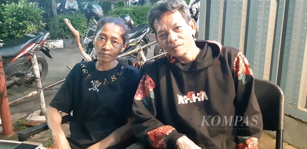 Onih (left) and her single husband, Malika Anastasya's parents, were victims of kidnapping by a scavenger named Iwan Sumarno, when met at the National Police Hospital, Kramat Jati, East Jakarta, Tuesday (3/1/2023).
