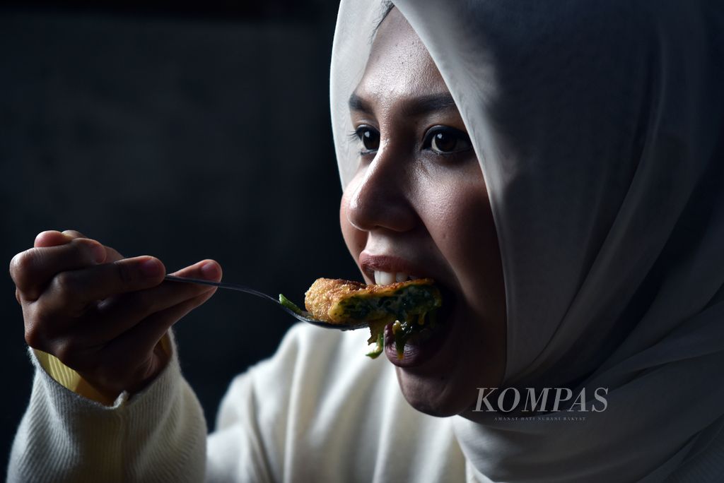 Pengunjung menyantap martabak HAR di Restoran Martabak HAR di kawasan Simpang Sekip, Palembang, Sumatera Selatan, Selasa (12/12/2023). 