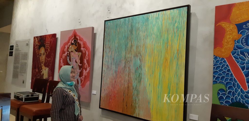 Kana Fuddy Prakoso dan karyanya. Kana berpameran bersama dua perempuan perupa lainnya, yakni Rosita Rose dan Sari Koeswoyo, dengan tajuk ”Tombo Ati” di Hotel Artotel Suites Mangkuluhur, Jakarta, Selasa (10/10/2023).