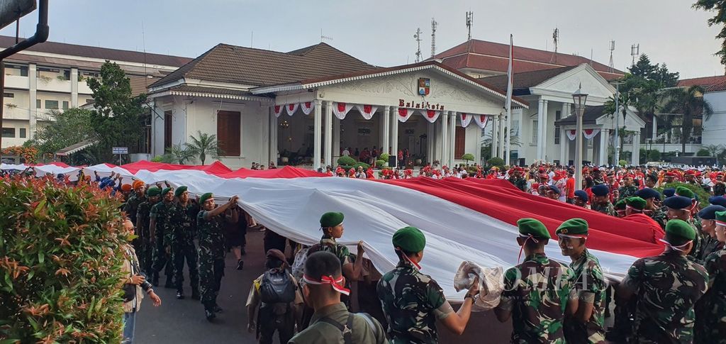Bendera merah putih seukuran 100 meter x 6 meter disiapkan di Balai Kota Bogor, Minggu (13/8/2023). Bendera ini diarak melintasi Jalan Juanda, Jalan Suryakencana, dan Jalan Siliwangi. 