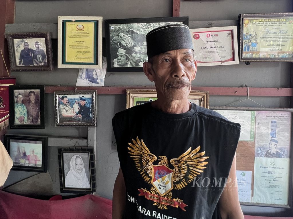 Maestro gendang, Serang Dakko, berdiri di depan jejeran piagam penghargaan di rumahnya di kawasan Benteng Somba Opu, Gowa, Sulawesi Selatan, Senin (19/9/2022). Tahun ini Serang menerima Penghargaan Bentara Budaya pada peringatan HUT Ke-40 Bentara Budaya.