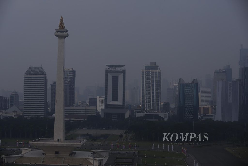 Lansekap Kota Jakarta yang diselimuti kabut asap polusi, Kamis (24/5/2023). 