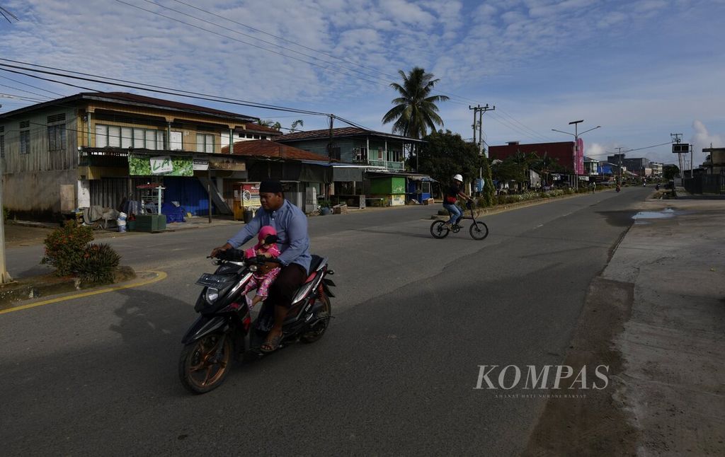 Warga mengendarai sepeda motor di Sebatik, Kabupaten Nunukan, Kalimantan Utara, Sabtu (16/7/2022). 