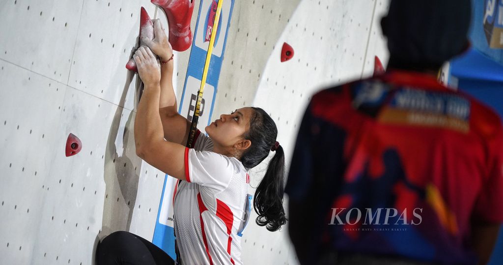 Atlet putri Indonesia, Desak Made Rita Kusuma Dewi, mengikuti babak kualifikasi dalam seri ketiga Piala Dunia Panjat Tebing IFSC 2023 di Kompleks Gelora Bung Karno, Jakarta, Sabtu (6/5/2023).