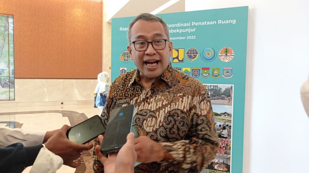 Direktur TKPR Jabodetabekpunjur Wisnubroto Sarosa seusai rapat koordinasi di Jakarta, Rabu (7/12/2022).