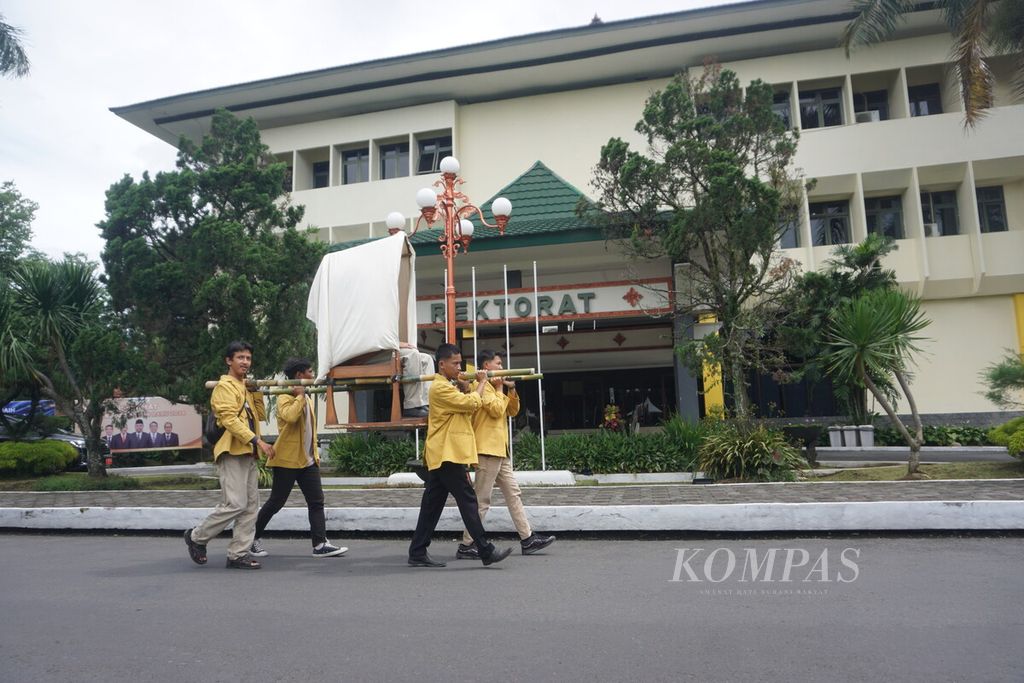 Mahasiswa Unsoed mengangkat tandu untuk mendukung aksi “Laskar Poetra Soedirman Menggugat” di Purwokerto, Banyumas, Jawa Tengah, Rabu (7/2/2024).
