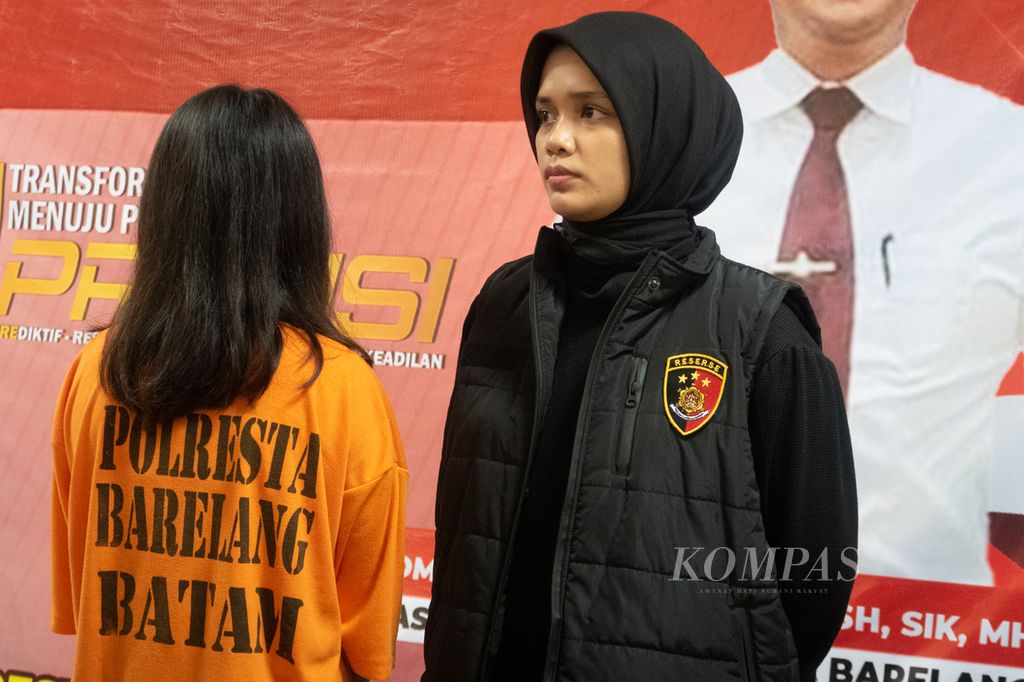 Nurhaliza (kiri), salah satu tersangka penganiayaan dan pengeroyokan anak, dihadirkan saat konferensi pers di Markas Polresta Barelang, Batam, Kepulauan Riau, Sabtu (2/3/2024).