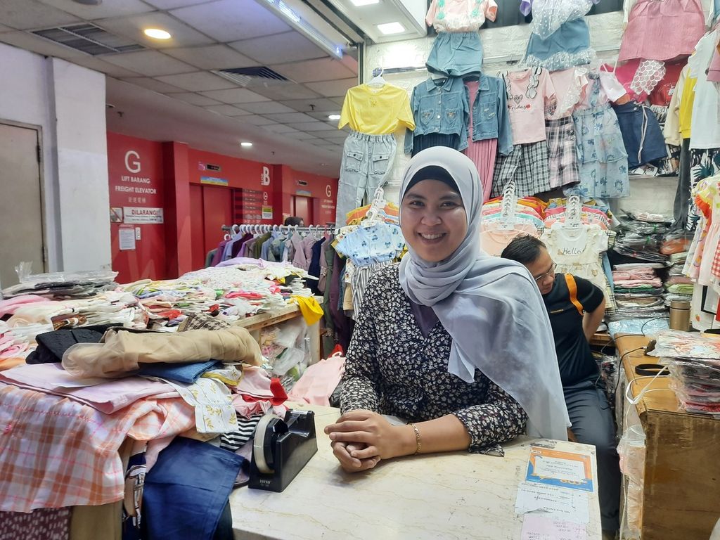 Pedagang grosir pakaian anak, Abiati (26), yang berjaga di Toko Dea, Pasar Tanah Abang, Jakarta, Kamis (13/4/2023).