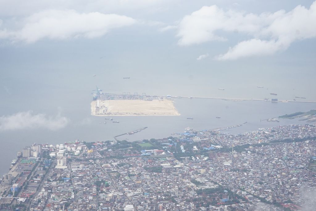 Suasana aktivitas ekonomi di kawasan pelabuhan Makassar, Sulawesi Selatan, pada Senin (1/2/2021), di Makassar. Salah satu yang terus dibangun adalah kawasan Makassar New Port (MNP). Hingga 2025 nanti, MNP akan memiliki dermaga sepanjang 9.923 meter dengan total kapasitas  17,5 juta TEUs per tahun. Total anggarannya diperkirakan  Rp 89 triliun.