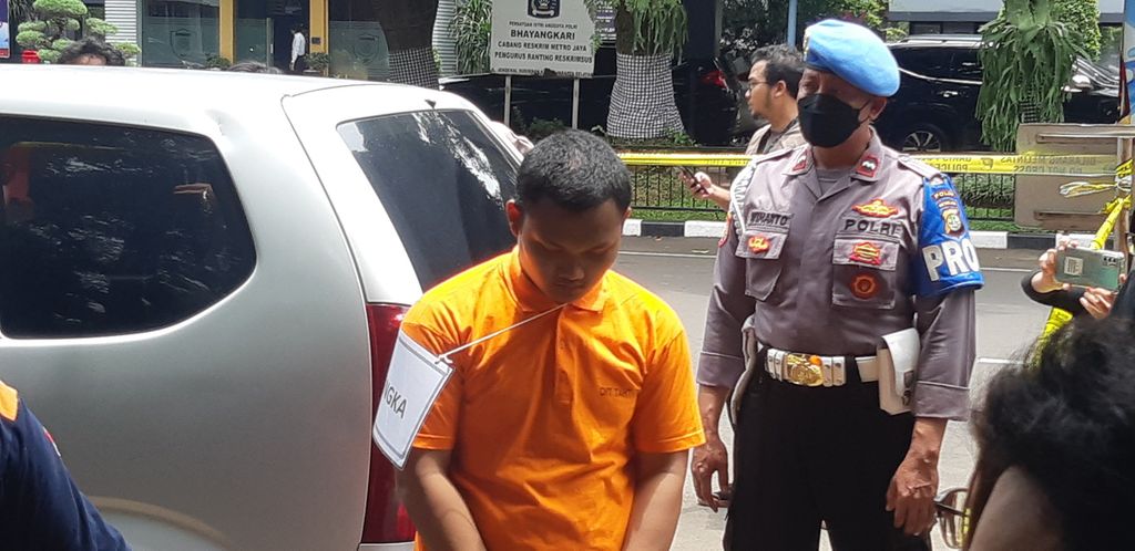 Bripka Haris Sitanggang, anggota Densus 88 Antiteror Polri, tersangka kasus pembunuhan terhadap sopir taksi daring dengan modus mencuri mobil, ditahan di Polda Metro Jaya, Jakarta.