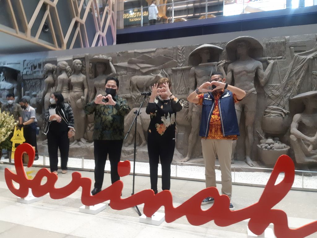 Managing Director Dana Moneter Internasional (IMF) Kristalona Georgieva (kedua dari kiri) menyampaikan tanda cinta kepada Indonesia saat berkunjung ke gedung Sarinah Thamrin, Jakarta, Minggu (17/7/2022). Ia hadir didampingi Menteri Badan Usaha Milik Negara Erick Thohir (paling kiri) dan Menteri Pariwisata dan Ekonomi Kreatif Sandiaga Uno (kanan),