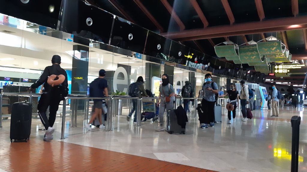 Sejumlah penumpang di Bandara Soekarno-Hatta menerapkan protokol kesehatan dengan jaga jarak dan menggunakan masker. Para petugas juga memeriksa suhu tubuh para penumpang di depan pintu masuk keberangkatan, Jumat (24/4/2020).