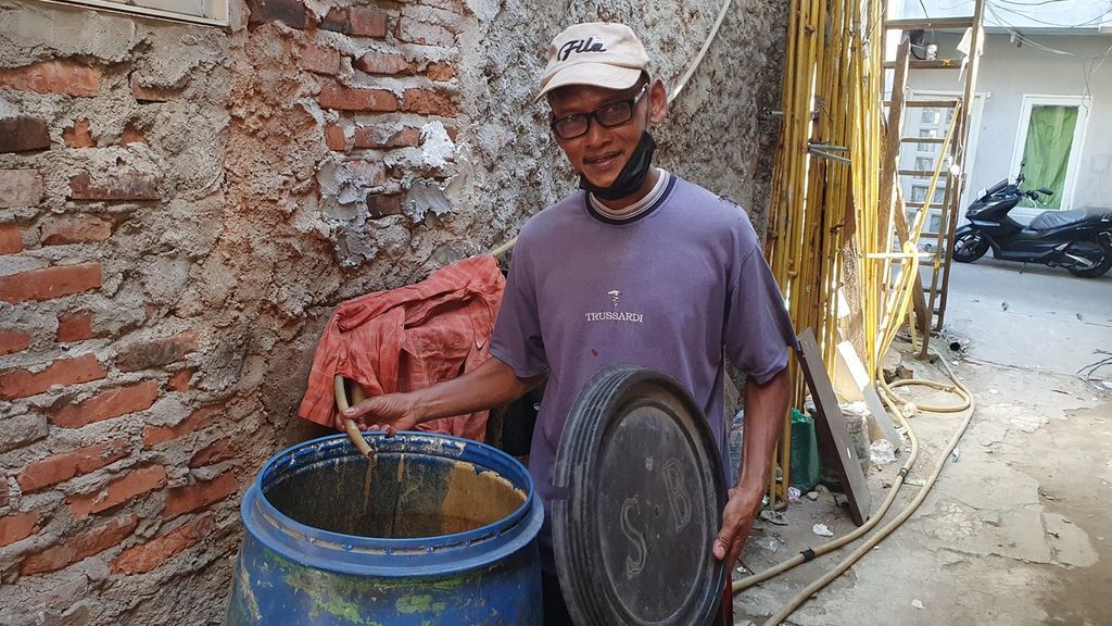 Sadiwan, warga Kampung Gedung Pompa, RT 020 RW 017, Kelurahan Penjaringan, Kecamatan Penjaringan, Jakarta Utara menunjukkan drum untuk menampung air bersih yang dibeli dari swasta. 