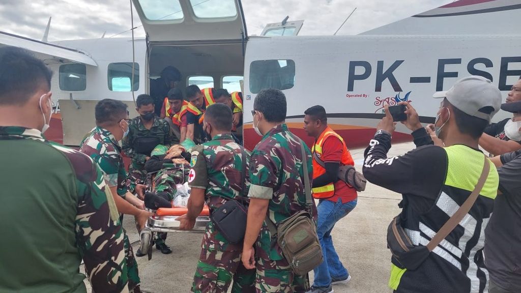 Proses evakuasi kedua anggota TNI AD yang menjadi korban serangan kelompok kriminal bersenjata di Kampung Kimak, Kabupaten Puncak, Papua, Sabtu (30/4/2022).