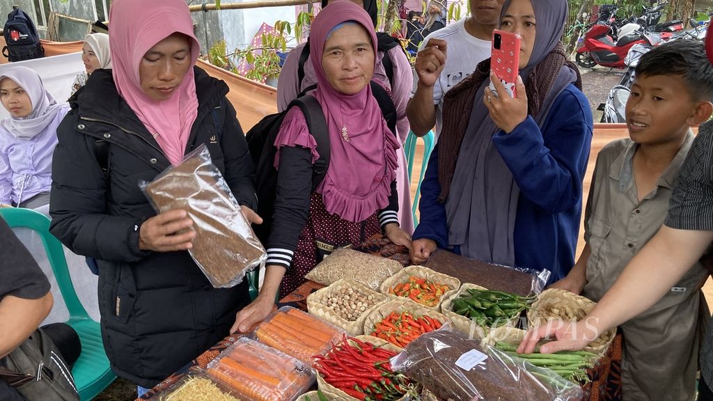 Para petani yang tergabung dalam Serikat Petani Pasundan (SPP) menunjukkan beragam hasil tani yang mereka hasilkan pada pameran di Desa Banjaranyar, Kecamatan Banjaranyar, Kabupaten Ciamis, Jawa Barat, Sabtu (6/5/2023).
