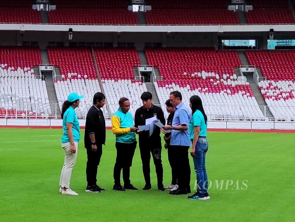 Pelatih Indonesia U-20 Shin Tae-yong (tengah) menunjukkan Menteri Pemuda dan Olahraga Zainudin Amali (ketiga dari kiri) daftar nama pemain timnas U-20 yang belum memenuhi panggilan pemusatan latihan di sela peluncuran hitung mundur 100 hari jelang Piala Dunia U-20 2023, Kamis (9/2/2023), 
