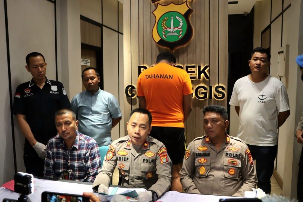 Konferensi pers kasus pembunuhan berencana oleh Rifki Azis Ramadan (23) terhadap ibunya hingga meninggal dunia, Jumat (11/8/2023), di Polsek Cimanggis, Depok, Jawa Barat.