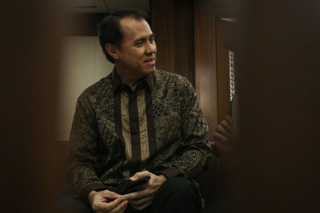 Terdakwa John Irfan Kenway alias Irfan Kurnia Saleh berbincang saat sidang diskors di Pengadilan Tindak Pidana Korupsi, Jakarta, Senin (30/1/2023). 