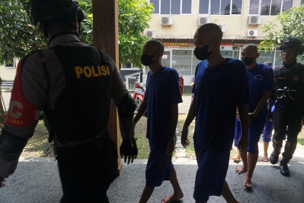 Petugas kepolisian menggiring sejumlah tersangka penjual petasan dan bahan petasan yang telah ditangkap dalam konferensi pers di Markas Polresta Banyumas, Jawa Tengah, Rabu (29/3/2023).