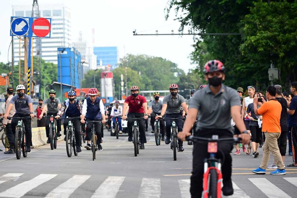 Bersepeda bambu, Presiden Joko Widodo menikmati hari bebas kendaraan bermotor (<i>car free day</i>) Jakarta, Minggu (15/1/2023).