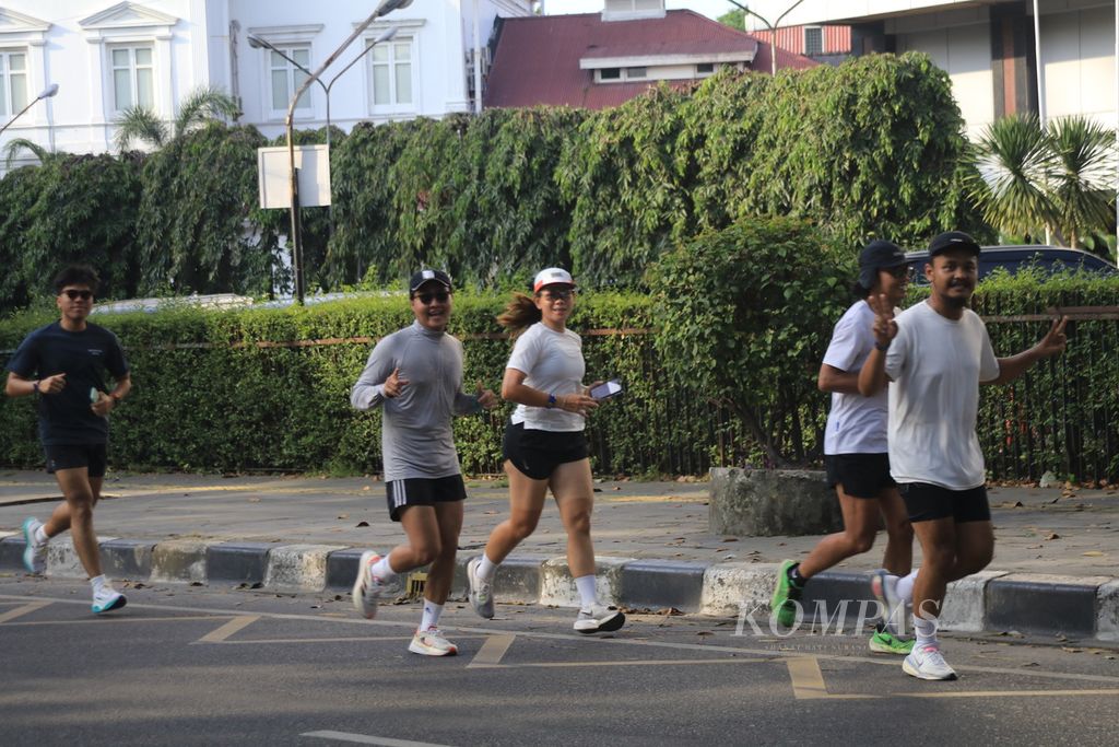 Para pelari dari berbagai komunitas mengikuti Run The Ground Medan yang merupakan rangkaian acara LPS Monas Half Marathon, di Medan, Sumatera Utara, Minggu (17/3/2024).