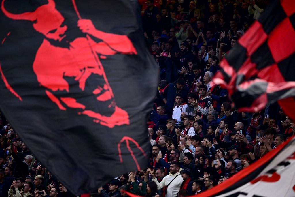 "Tifosi" AC Milan mengibarkan bendera raksasa untuk mendukung tim sayangan mereka menghadapi Inter Milan pada laga pertama semifinal Liga Champions, Kamis (11/5/2023) WIB, di Stadion San Siro. Tetapi, dukungan itu gagal menghindari Milan dari kekalahan.