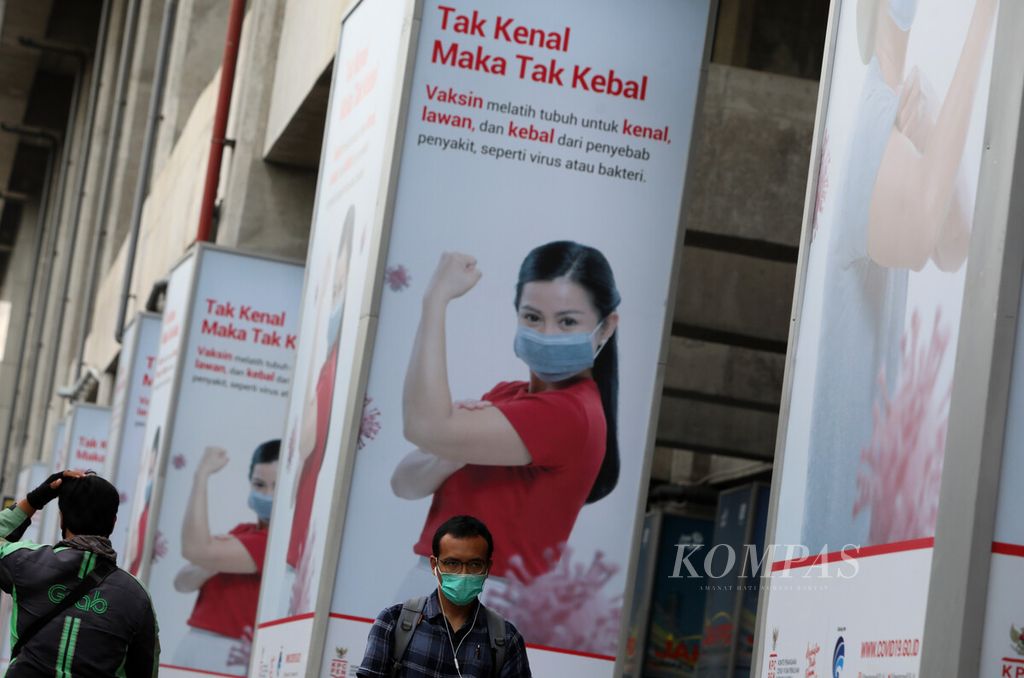 Iklan sosialisasi manfaat vaksin terpasang pada neon boks pilar penyangga Moda Raya Terpadu (MRT) di kawasan StasIun Fatmawati, Jakarta Selatan, Sabtu (12/12/2020).