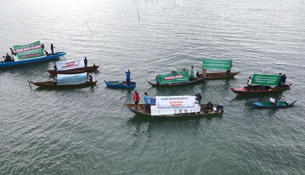 Sejumlah nelayan menggelar spanduk penolakan relokasi terkait Proyek Strategis Nasional Rempang Eco City di laut Pulau Rempang, Batam, Kepulauan Riau, Senin (20/5/2024).