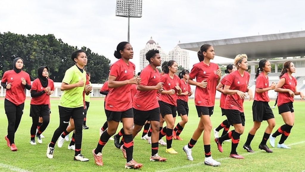 Timnas sepak bola putri Indonesia berlatih di Stadion Madya, Gelora Bung Karno, Senayan, Jakarta, Selasa (4/4/2023) untuk persiapan babak pertama Kualifikasi Olimpiade Paris 2024.