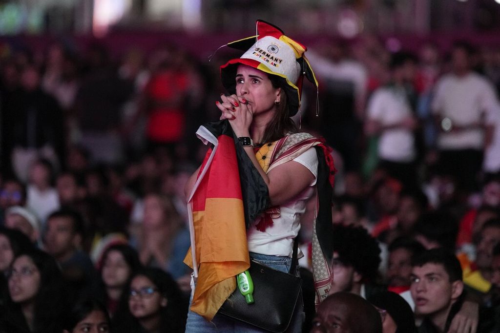 Reaksi salah seorang penggemar Jerman saat menonton pertandingan Grup E Piala Dunia Qatar antara Jerman dan Jepang di FIFA Fan Festival, Doha, Qatar, Rabu (23/11/2022).