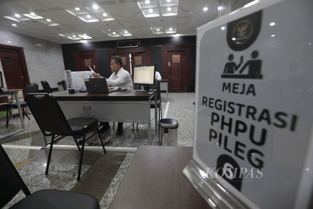 Petugas Mahkamah Konstitusi yang tergabung dalam gugus tugas penanganan perkara perselisihan hasil pemilihan umum (PHPU) siap melayani pihak yang mengajukan gugatan PHPU di Gedung MK, Jakarta Pusat, Rabu (20/3/2024).