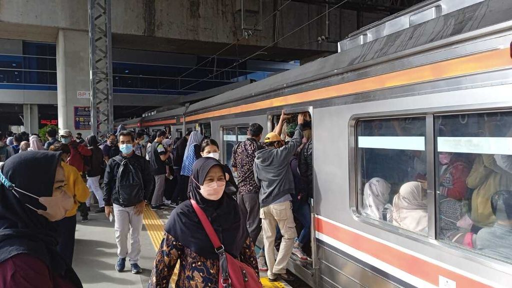 Penumpang memaksa masuk KRL Cikarang-Manggarai yang sedang berhenti di Stasiun Manggarai, Jakarta Selatan.