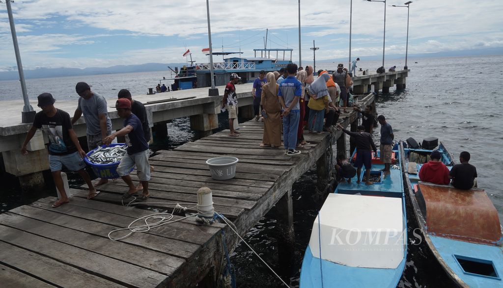 Suasana pagi di Pangkalan Pendaratan Ikan (PPI) Dufa-dufa di Kota Ternate, Maluku Utara. Pedagang dan masyarakat antre membeli ikan yang baru saja dibongkar dari perahu nelayan. 