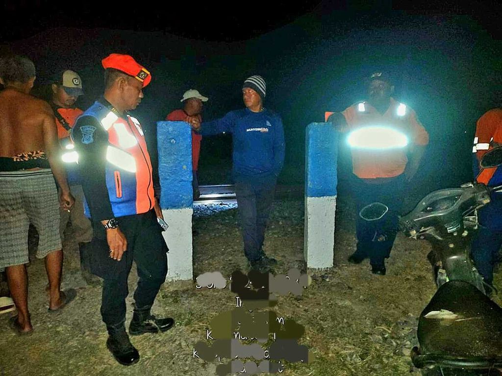 Petugas dan warga mengecek lokasi kecelakaan di pelintasan sebidang di jalur Stasiun Terisi-Stasiun Telagasari, Kabupaten Indramayu, Jawa Barat, Kamis (3/10/2024) malam. Tidak ada korban jiwa dalam kejadian itu, tetapi sejumlah perjalanan kereta api terhambat.