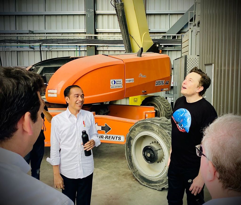 Presiden Joko Widodo meninjau lokasi fasilitas produksi roket SpaceX bersama Elon Musk di pabrik produksi SpaceX, Boca Chica, Amerika Serikat, Sabtu (14/5/2022) waktu setempat.